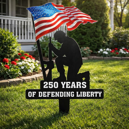 🏡 Honoring 250 Years of Liberty – Patriotic Garden Stake, Kneeling Soldier with American Flag 🎆✨